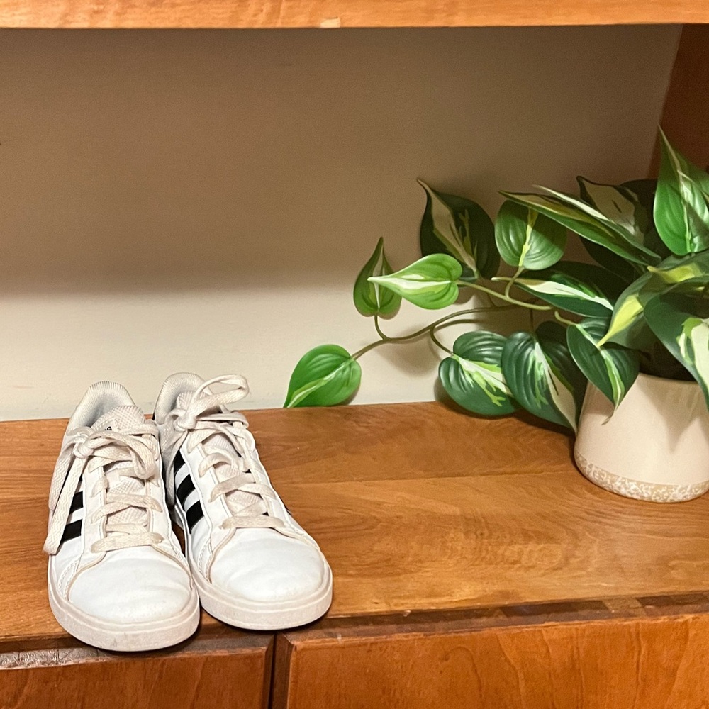 KIDS' ADIDAS LITTLE KID GRAND COURT 2.0 SNEAKERS USED